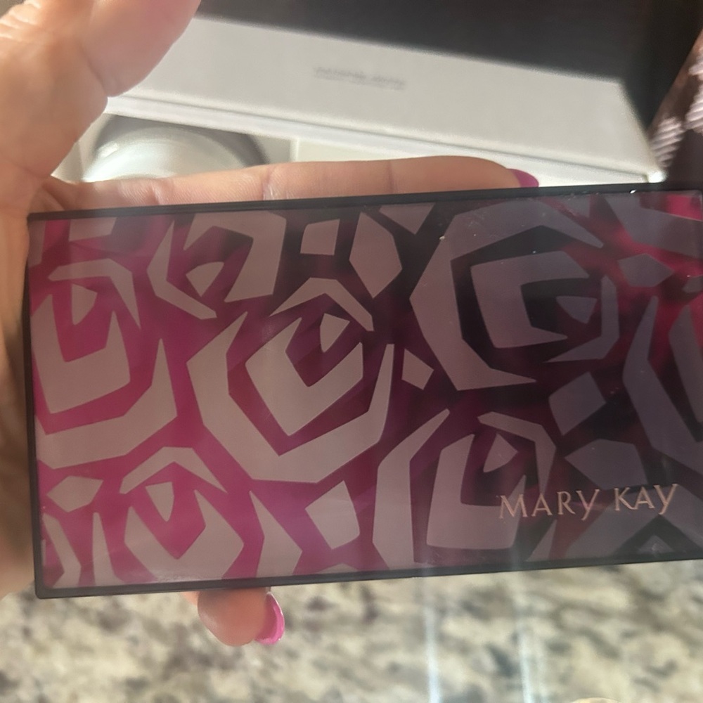 Mary Kay Pink eye shadow palette with 4 eyeshadows